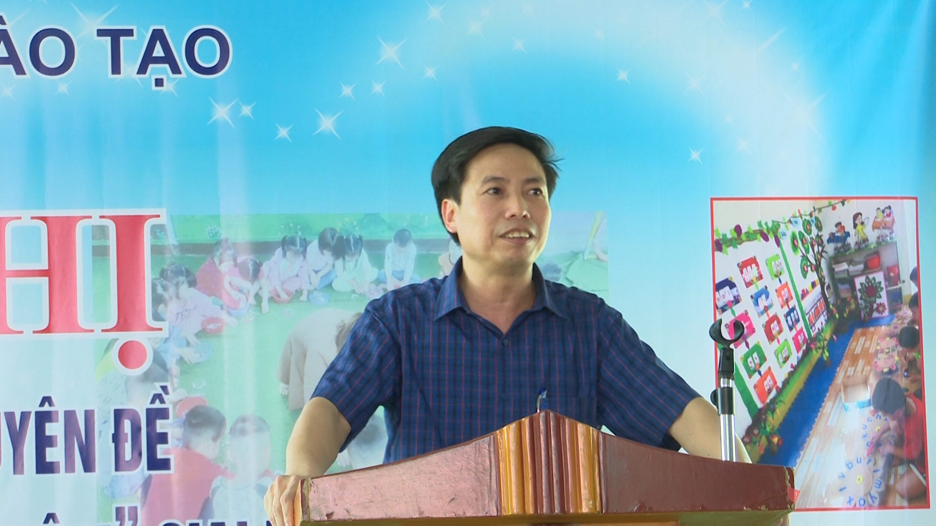 Đồng chí Nguyễn Cơ Thạch, Phó Trưởng phòng GD&ĐT huyện Báo cáo sơ kết 2 năm thực hiện Chuyên đề “Xây dựng trường mầm non lấy trẻ làm trung tâm”, giai đoạn 2021-2025.