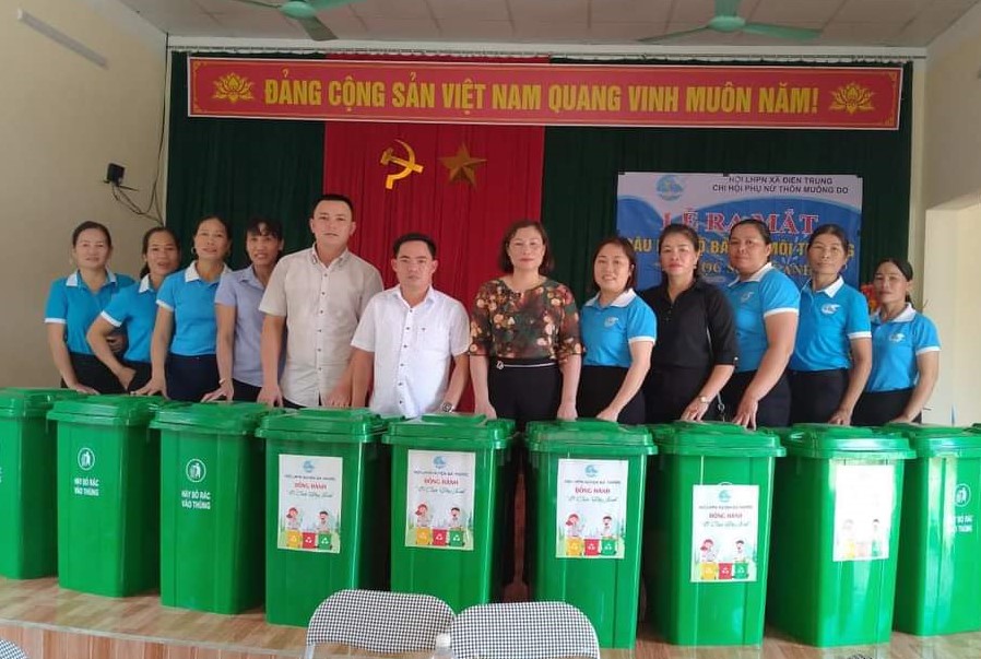 Trao thùng rác cho thành viên CLB bảo vệ môi trường