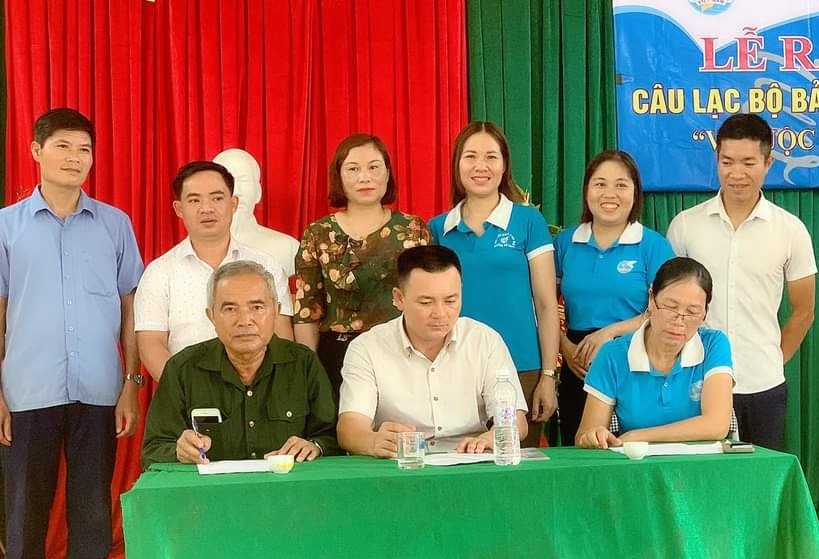 Các thành viên CLB ký cam kết bảo vệ môi trường