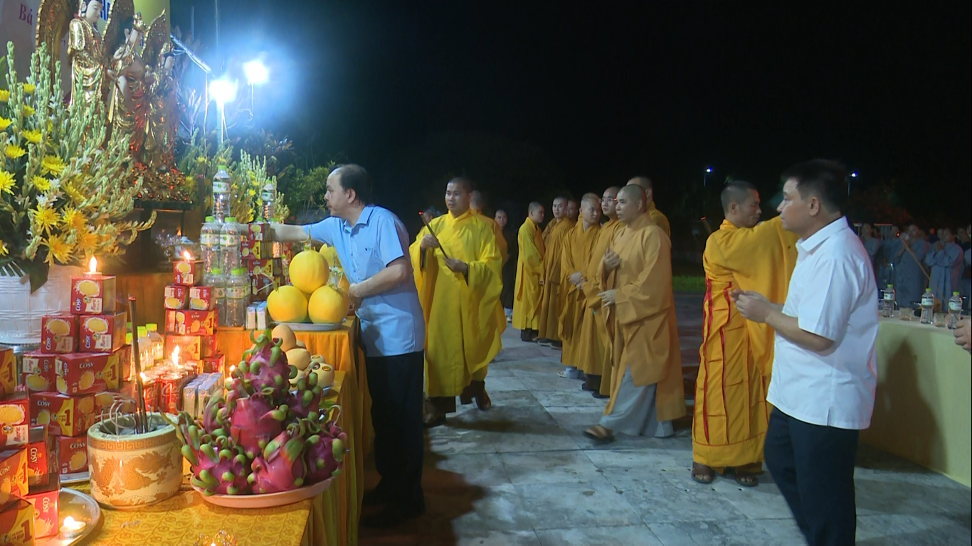 Đồng chí Lò Văn Thắng, Phó Chủ tịch UBND huyện dâng hương kính bái anh linh Chủ tịch Hồ Chí Minh, các anh hùng liệt sĩ.