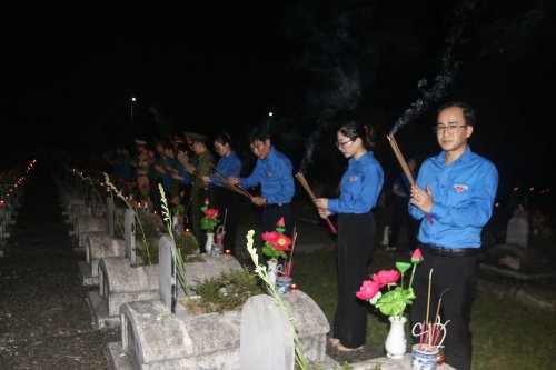 Đồng chí Phùng Tố Linh, Phó Bí thư Tỉnh đoàn và đồng chí Hà Nam Thành, Bí thư Huyện đoàn Bá Thước dâng hương tượng đài và thắp hương lên các phần mộ liệt sỹ