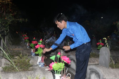 Đồng chí Lê Văn Châu, Ủy viên Ban chấp hành Trung ương Đoàn, Tỉnh ủy viên, Bí thư Tỉnh đoàn dâng hương tượng đài và thắp hương lên phần mộ các anh hùng liệt sỹ