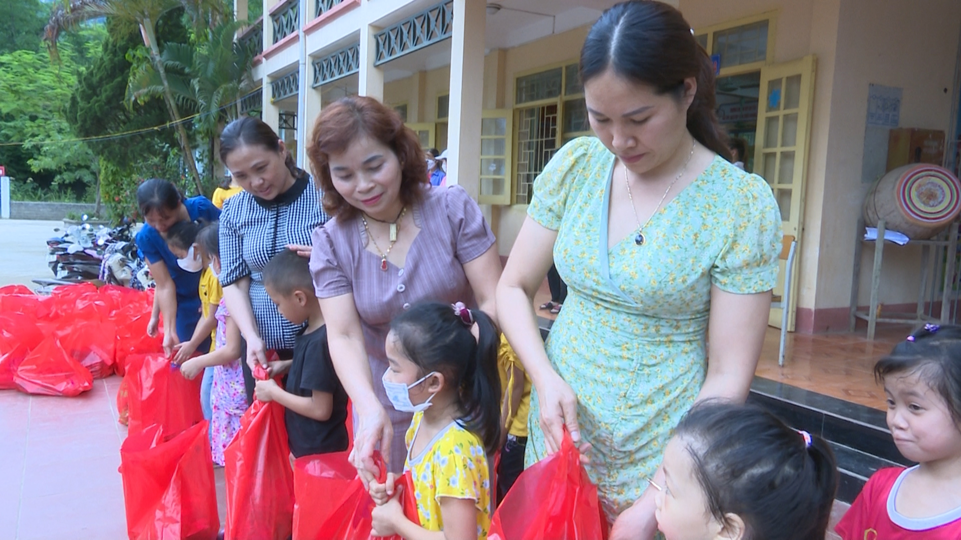 Đồng chí Bùi Thị Hương, Chủ tịch Hội Chữ thập đỏ huyện và đại diện phòng GD&ĐT, Hội Liên hiệp phụ nữ huyện, Ban giám hiệu trường Tiểu học Lâm Xa tặng sữa cho các em học sinh có hoàn cảnh khó khăn