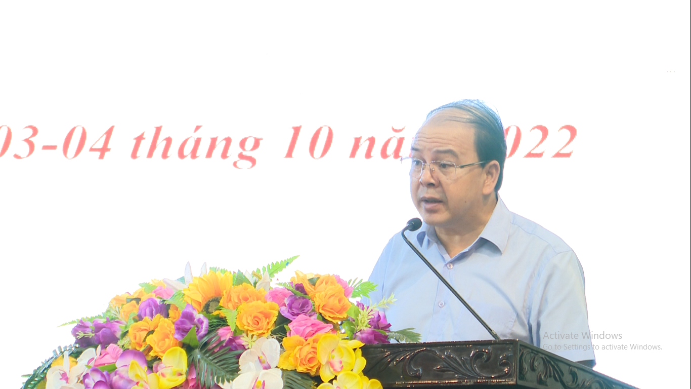 Đồng chí Lò Văn Thắng, Phó Chủ tịch UBND huyện phát biểu tại hội nghị
