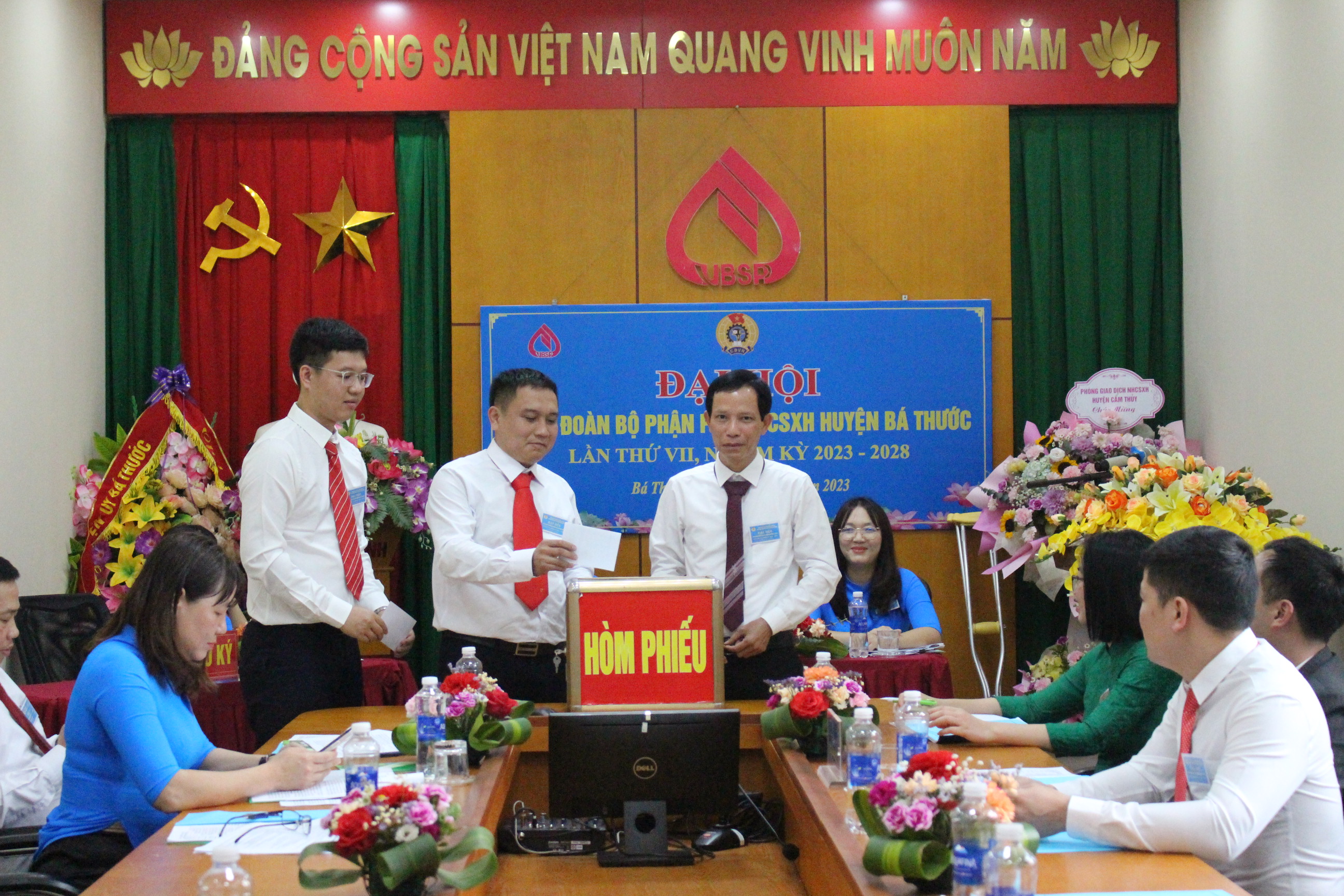 Các đại biểu bỏ phiếu bầu Ban Chấp hành Công đoàn bộ phận NHCSXH huyện Bá Thước khóa VII