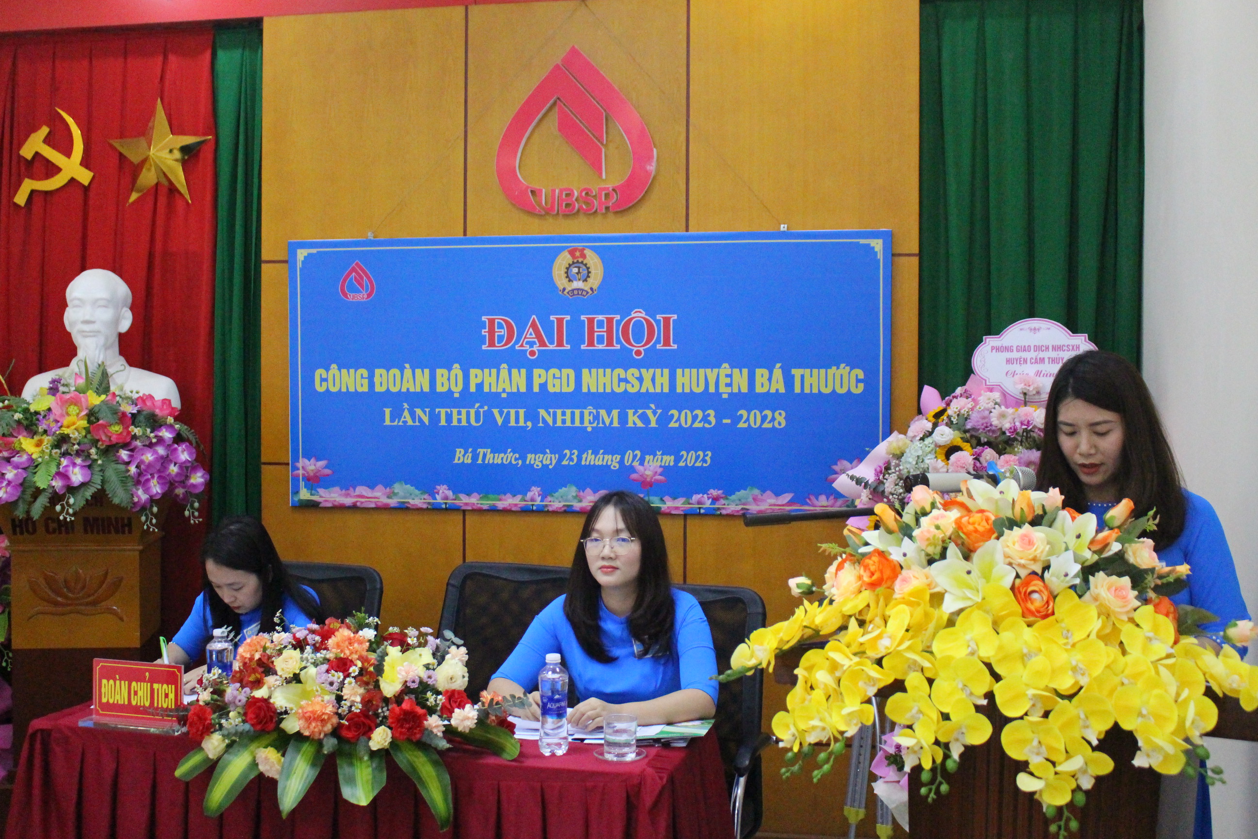 Đại diện Công đoàn bộ phận Phòng giao dịch Ngân hàng CSXH huyện Bá Thước báo cáo kết quả hoạt động Công đoàn trong nhiệm kỳ 2017-2022