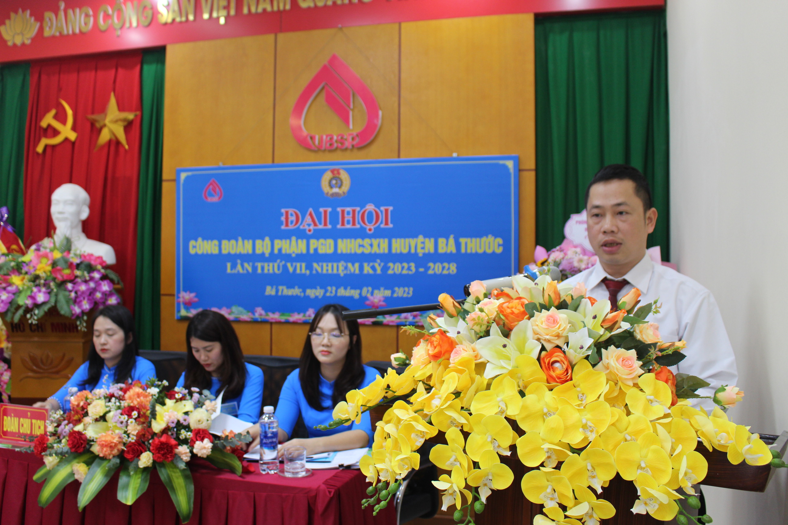 Đồng chí Trịnh Anh Tuấn, Bí thư Chi bộ, Giám đốc NHCSXH huyện Bá Thước phát biểu tại Đại hội