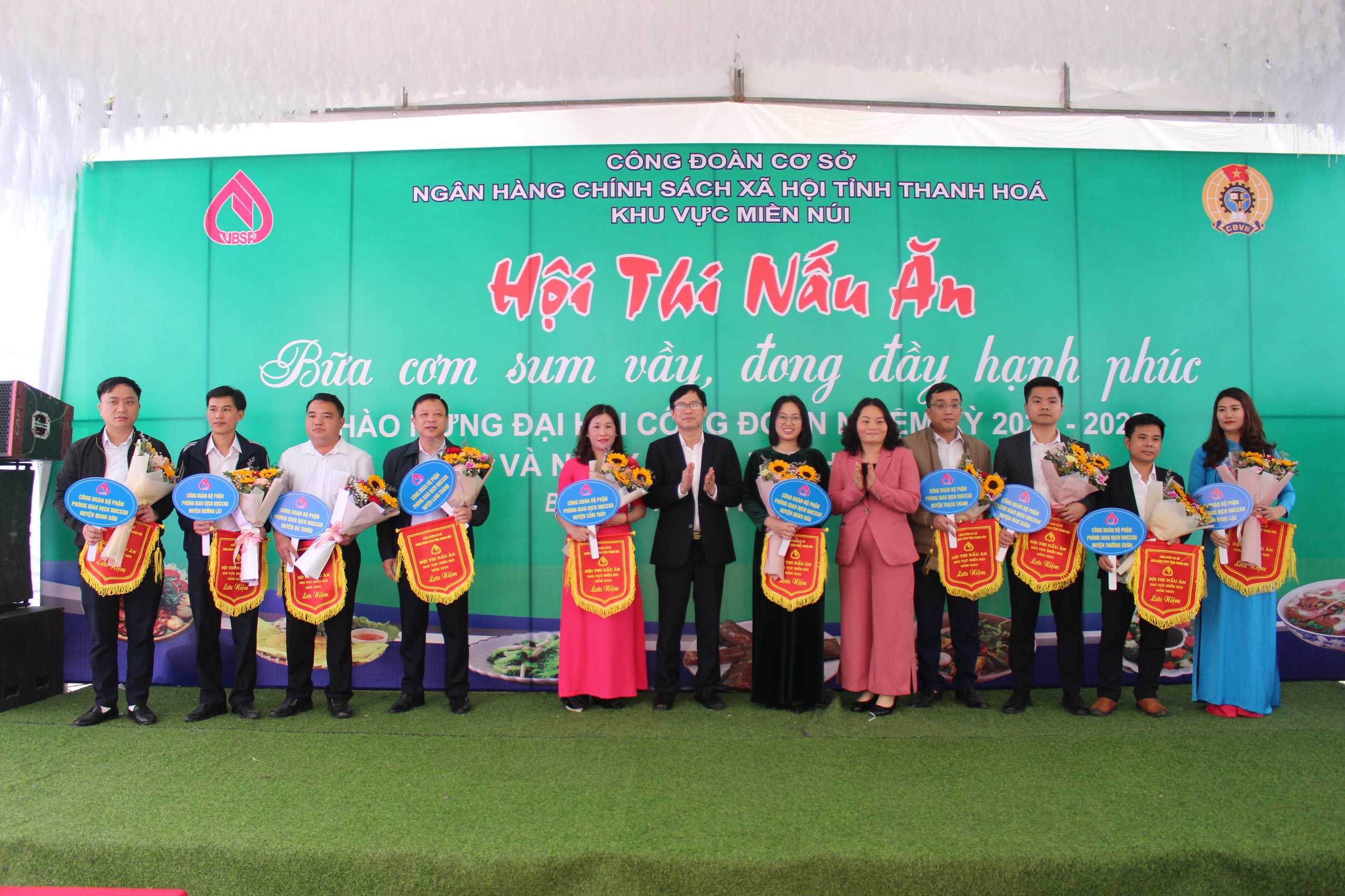 Các đồng chí lãnh đạo NHCSXH tỉnh Thanh Hóa và huyện Bá Thước trao cờ lưu niệm, tặng hoa chúc mừng các đội dự thi
