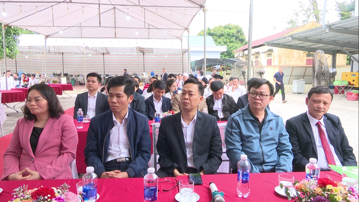 Các đại biểu NHCSXH tỉnh và huyện dự và động viên hội thi