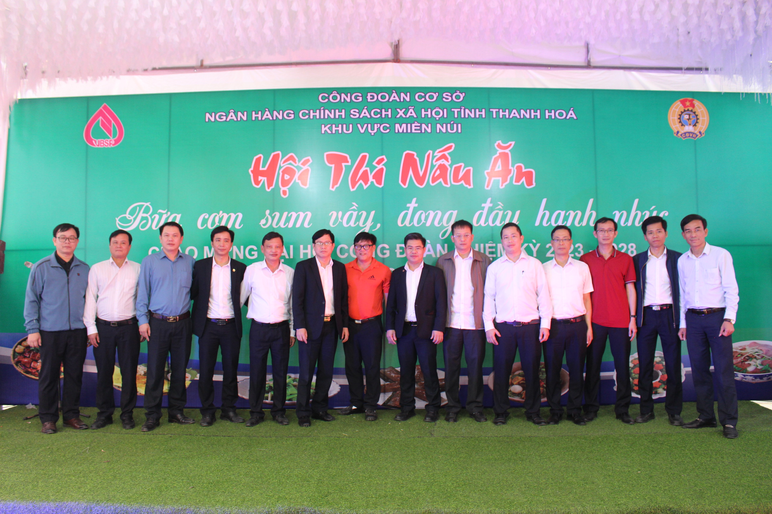Các đồng chí lãnh đạo Chi nhánh NHCSXH tỉnh và huyện Bá Thước chụp ảnh lưu niệm với lãnh đạo Phòng giao dịch NHCSXH huyện các huyện miền núi Thanh Hóa