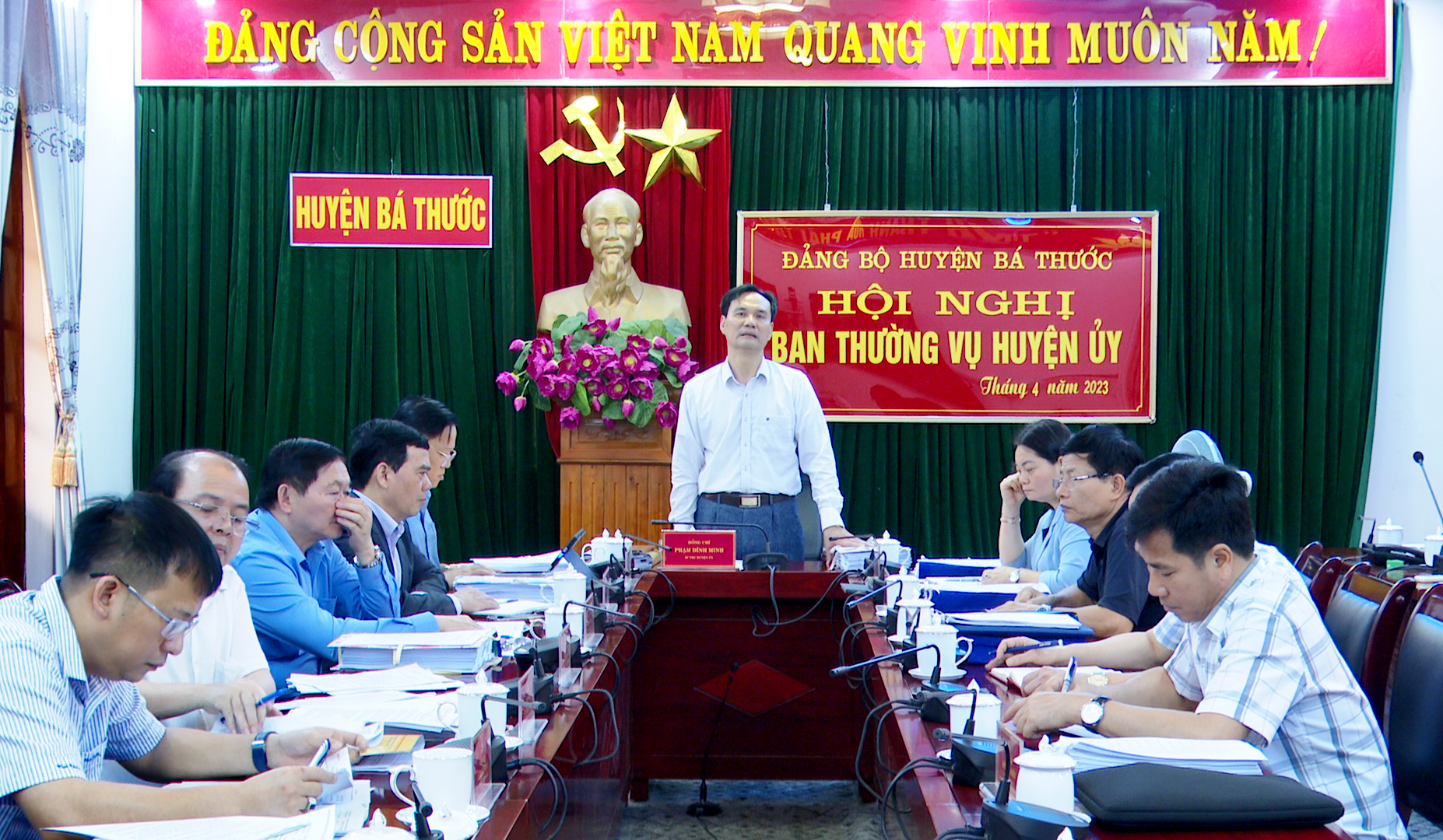Đồng chí Phạm Đình Minh, Bí thư Huyện ủy phát biểu kết luận hội nghị