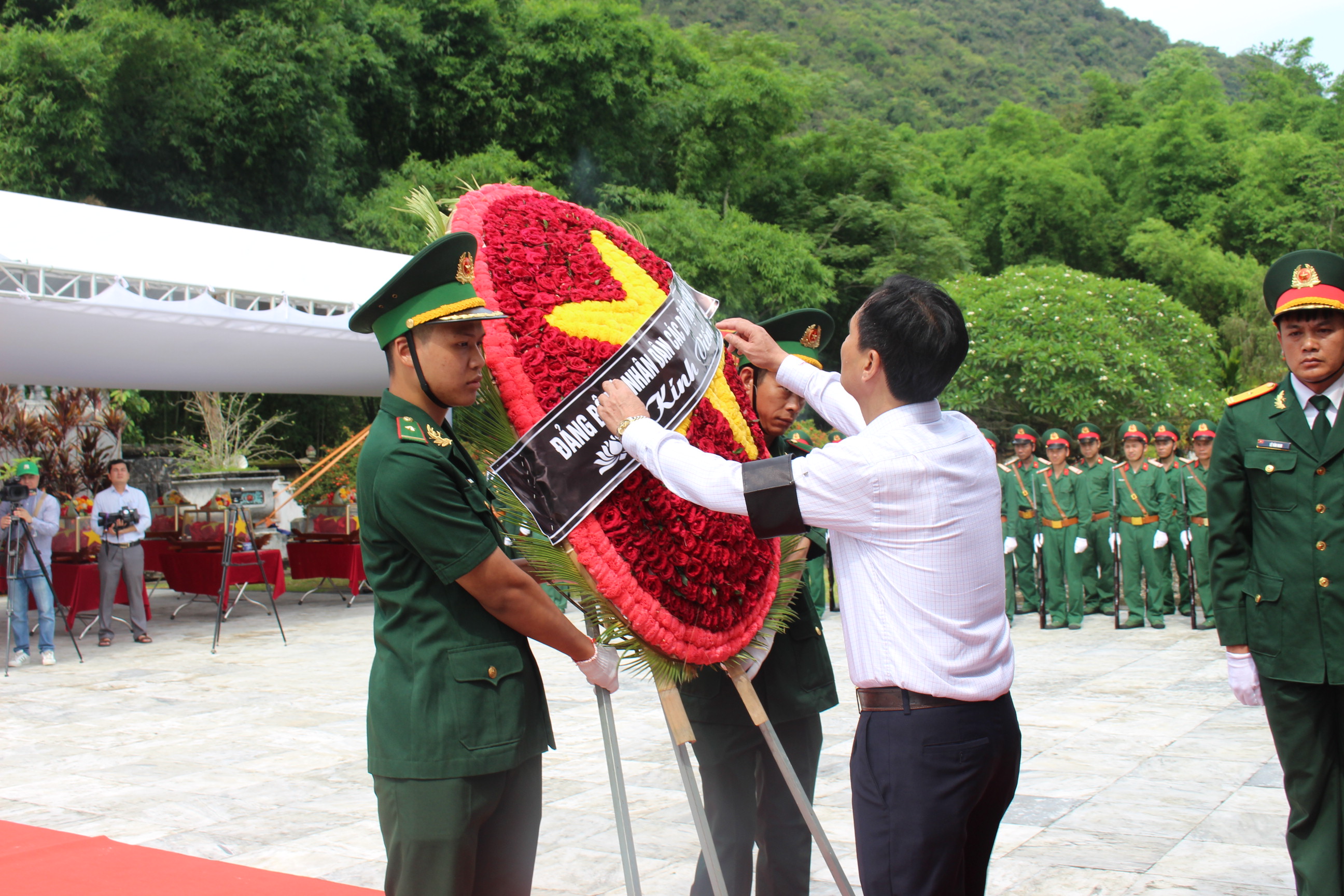 Đồng chí Phạm Đình Minh, Bí thư Huyện ủy huyện Bá Thước chỉnh trang vòng hoa dân lên các anh hùng liệt sĩ