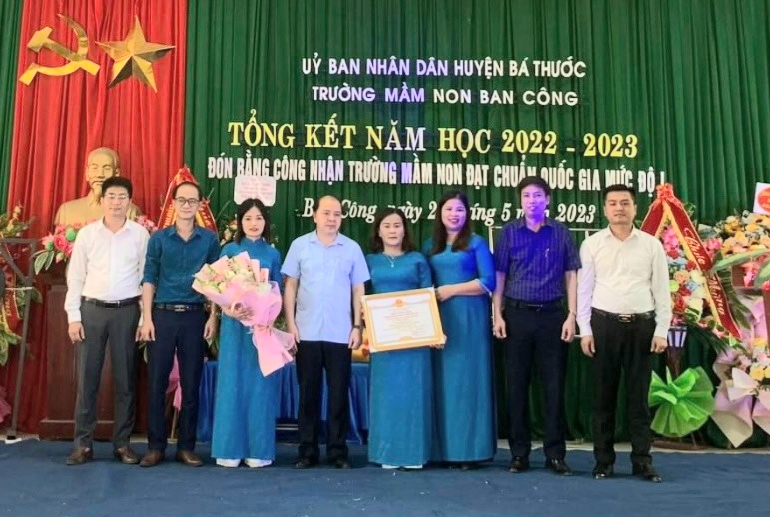 Đồng chí Lò Văn Thắng, Phó Chủ tịch UBND huyện chụp ảnh lưu niệm cùng các đại biểu tại buổi lễ