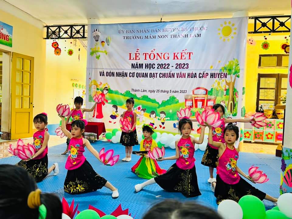 Một tiết mục văn nghệ đặc sắc do các trẻ trường Mầm non Thành Lâm biểu diễn chào mừng buổi lễ