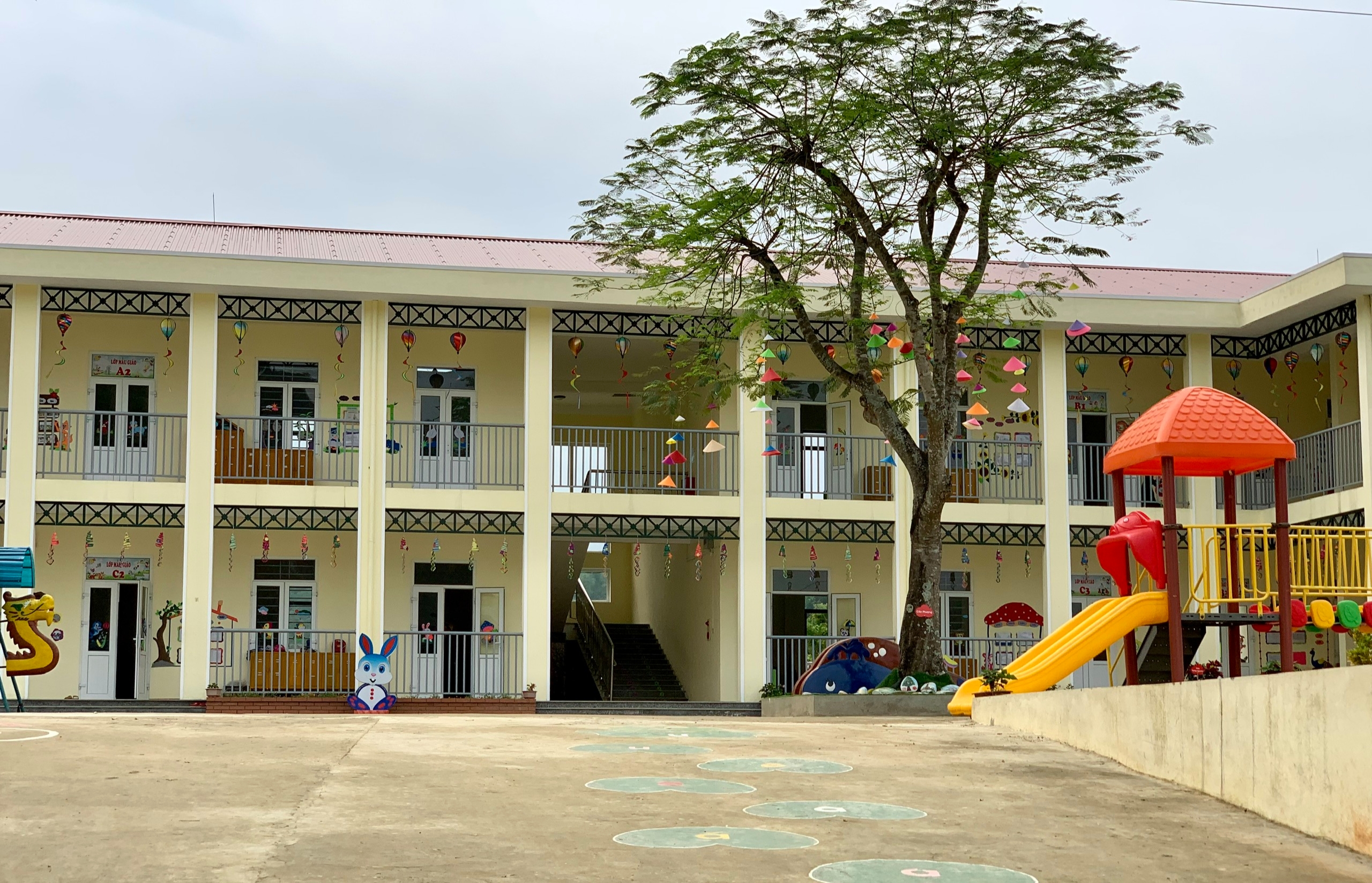Trường, lớp ,khuôn viên Trường Mầm non Ban Công được đầu tư xây dựng khang trang, đáp ứng yêu cầu nhiệm vụ dạy và học