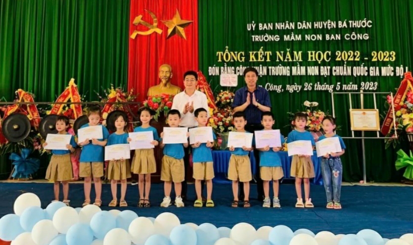 Lãnh đạo Phòng GD&ĐT huyện cùng lãnh đạo xã Ban Công trao thưởng cho các giáo viên và trẻ của Trường Mầm non Ban Công đạt thành tích trong năm học 2022-2023