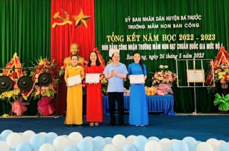 Đồng chí Lò Văn Thắng, Phó Chủ tịch UBND huyện trao thưởng cho giáo viên đạt thành tích trong năm học 2022-2023