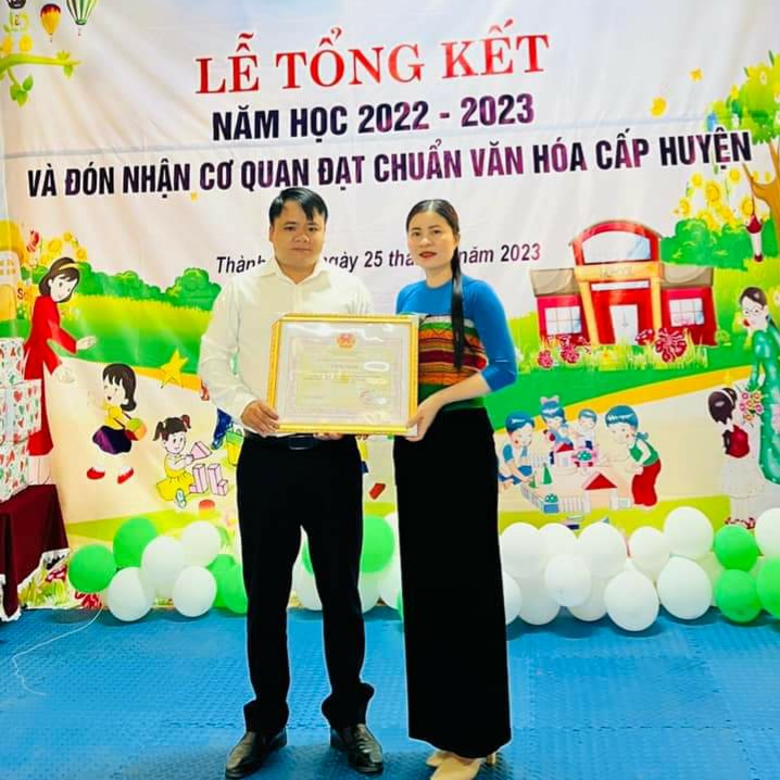 Lãnh đạo Đảng uỷ xã Thành Lâm trao Giấy Công nhận Danh hiệu "Đơn vị đạt chuẩn văn hóa cấp huyện", giai đoạn 2021-2022 của Chủ tịch UBND huyện