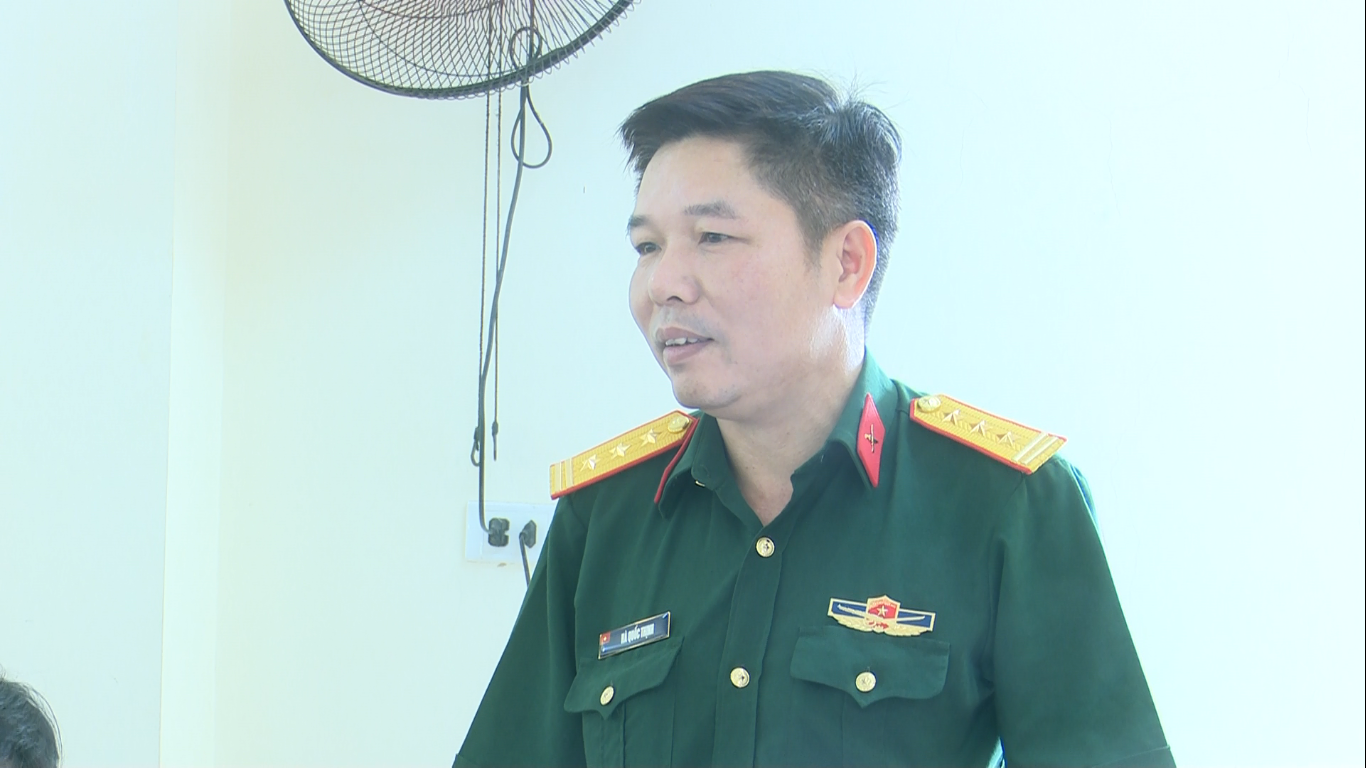 Đồng chí Hà Quốc Thịnh, Uỷ viên Ban Thường vụ, Chỉ huy Trưởng BCH Quân sự huyện phát biểu tại hội nghị