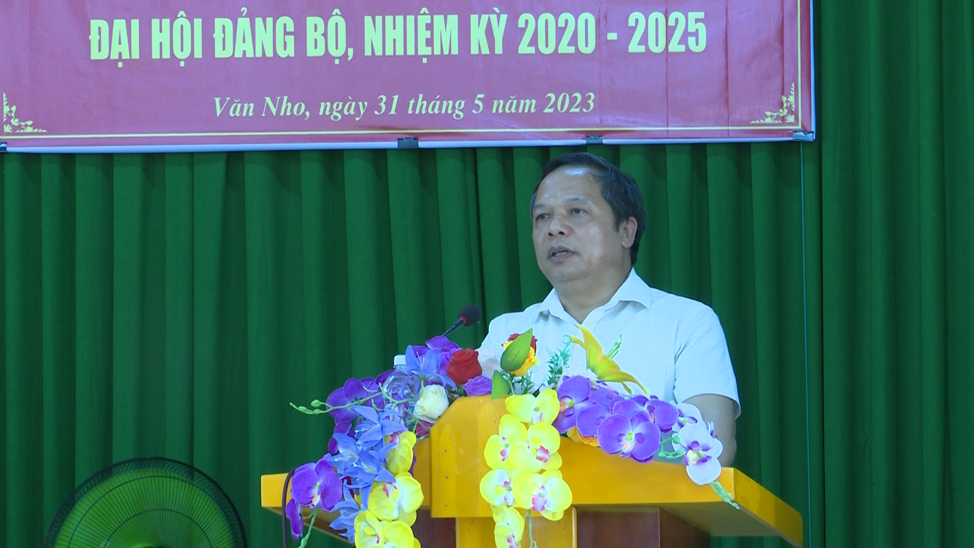 Đồng chí Bùi Văn Sâm, Phó Bí thư Đảng uỷ, Chủ tịch UBND xã Văn Nho phát biểu tại hội nghị