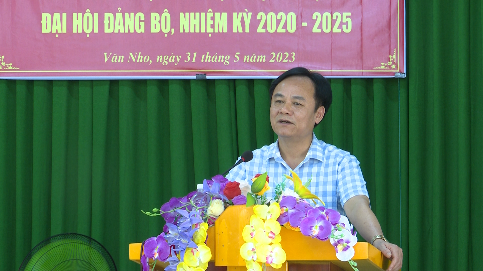 Đồng chí Nguyễn Thanh Bình, Uỷ viên Ban Thường vụ, Trưởng Ban Tổ chức Huyện uỷ phát biểu chỉ đạo hội nghị