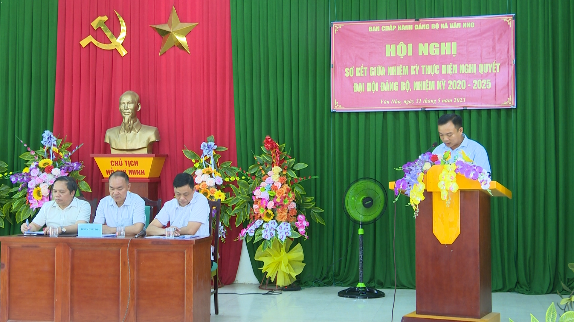 Các đại biểu thảo luận tại hội nghị