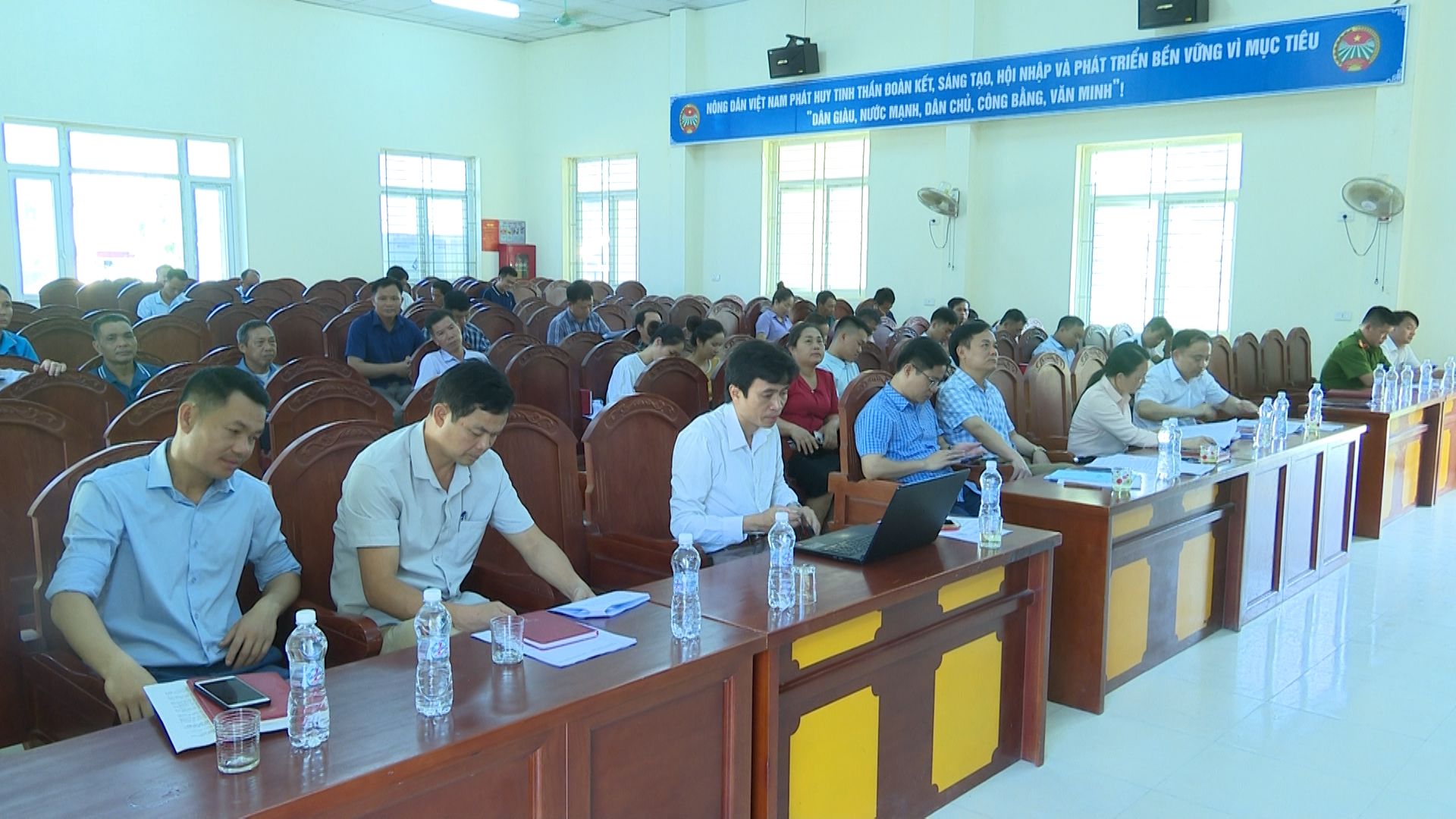 Các đại biểu dự hội nghị
