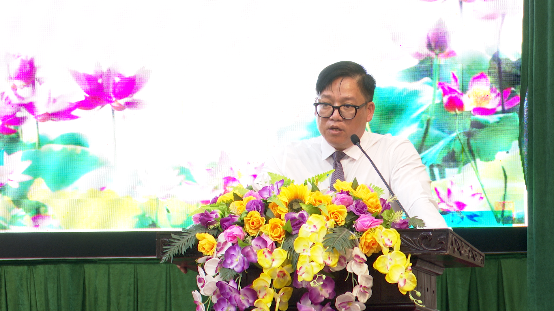 Đồng chí Ngọ Đình Hải, Phó Bí thư Huyện ủy, Chủ tịch UBND huyện phát biểu nhận nhiệm vụ tại hội nghị