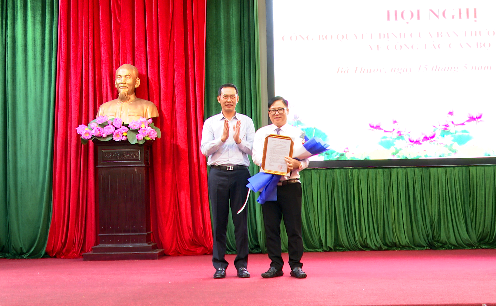 Đồng chí Trịnh Tuấn Sinh, Phó Bí thư Tỉnh ủy trao Quyết định và tặng hoa chúc mừng đồng chí Ngọ Đình Hải, Phó Bí thư Huyện ủy, Chủ tịch UBND huyện Bá Thước