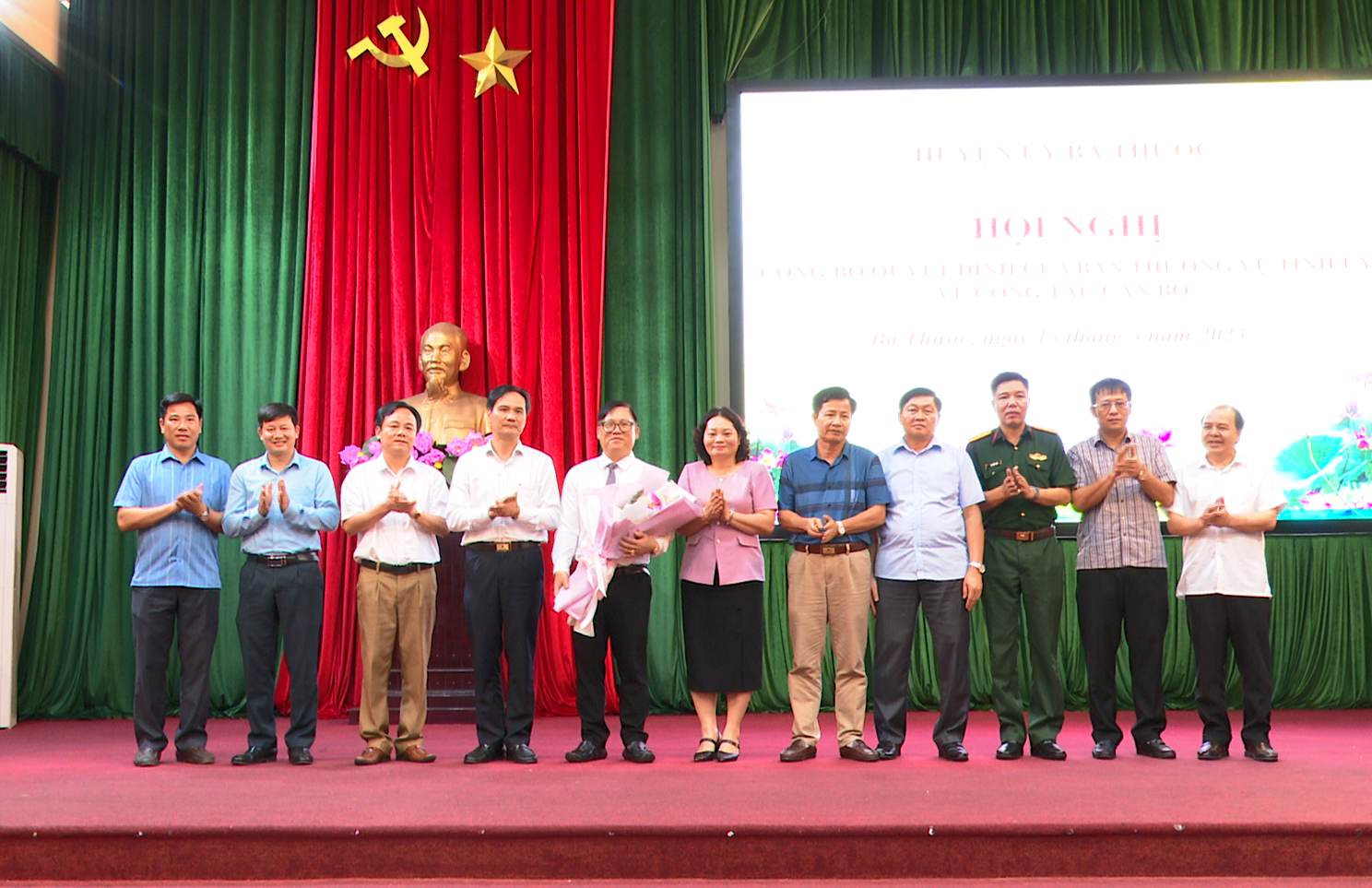 Các đồng chí Ban Thường vụ Huyện ủy, UBND huyện tặng hoa chúc mừng đồng chí Ngọ Đình Hải, Phó Bí thư Huyện ủy, Chủ tịch UBND huyện