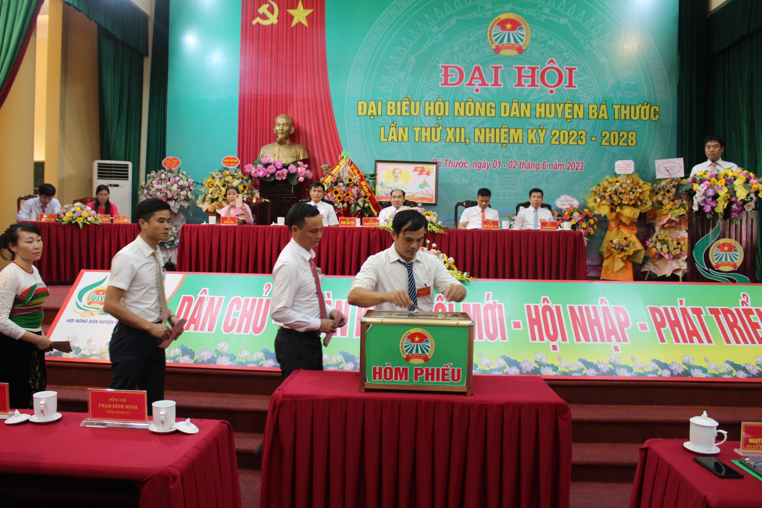Các đại biểu bầu Ban chấp hành khóa mới và bầu đoàn đại biểu dự đại hội cấp trên