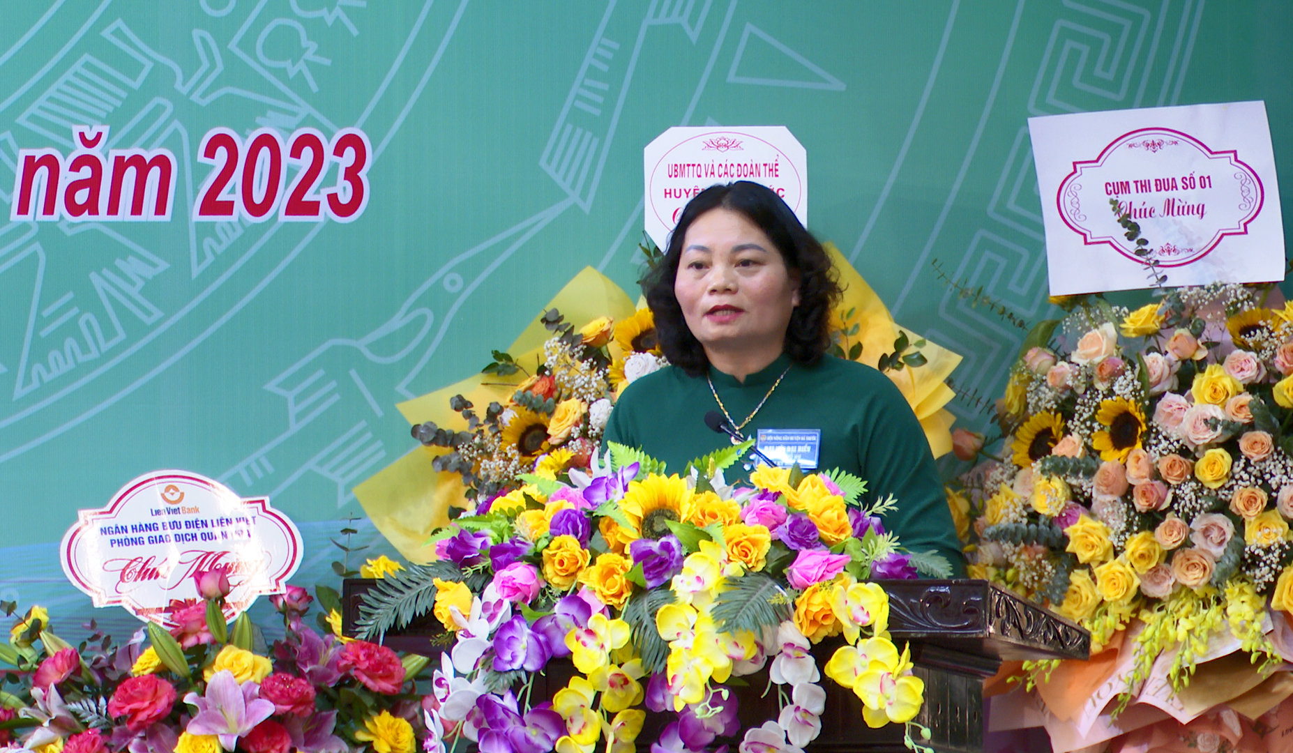 Đồng chí Nguyễn Hữu Đồng, Phó Chủ tịch Hội Nông dân tỉnh và đồng chí Bùi Thị Hoa, Phó Bí thư Thường trực Huyện ủy, Chủ tịch HĐND huyện phát biểu chi đạo đại hội