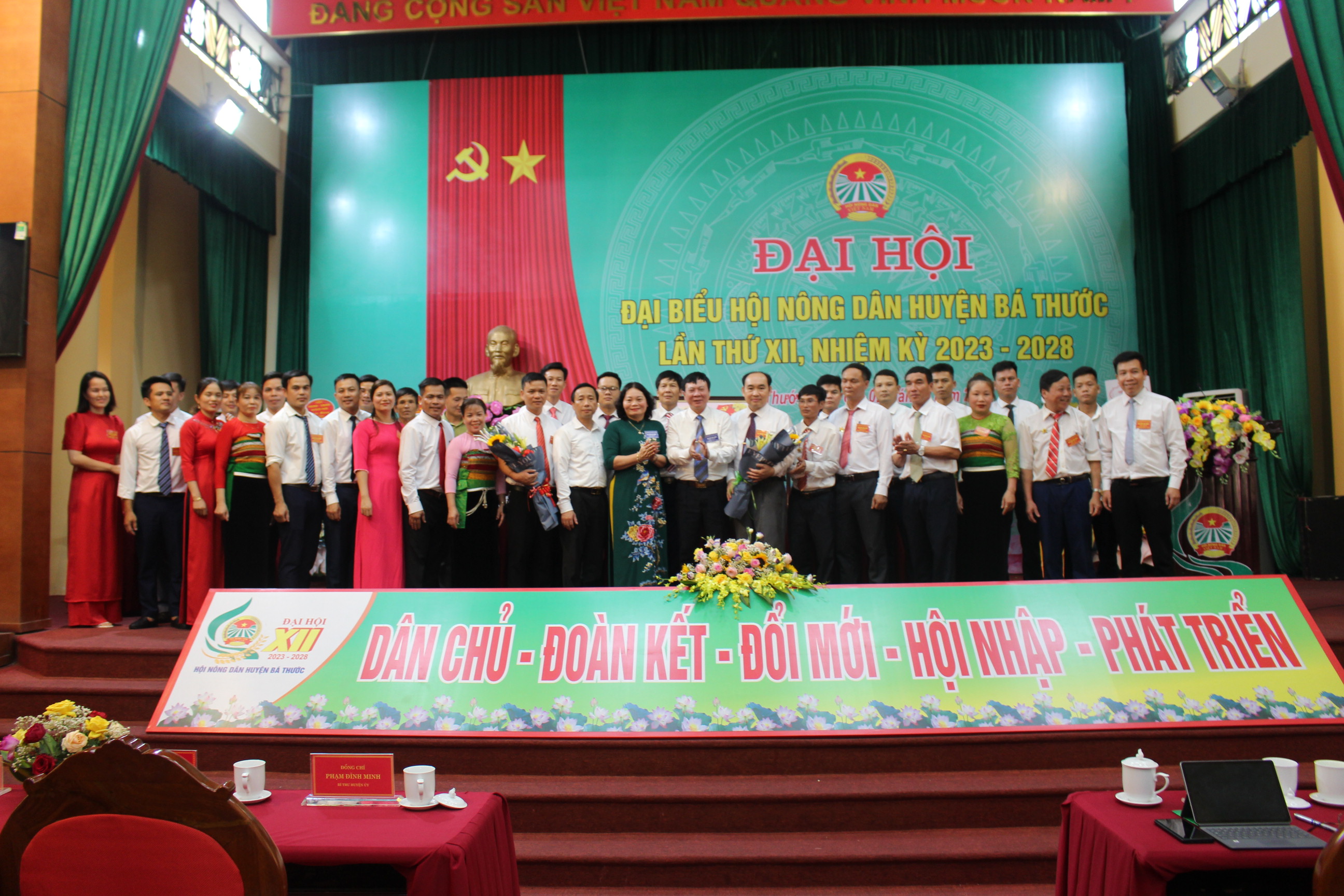 Đồng chí Nguyễn Hữu Đồng, Phó Chủ tịch Hội Nông dân tỉnh và đồng chí Bùi Thị Hoa, Phó Bí thư Thường trực Huyện ủy, Chủ tịch HĐND huyện tặng hoa chúc mừng Ban Chấp hành khóa mới