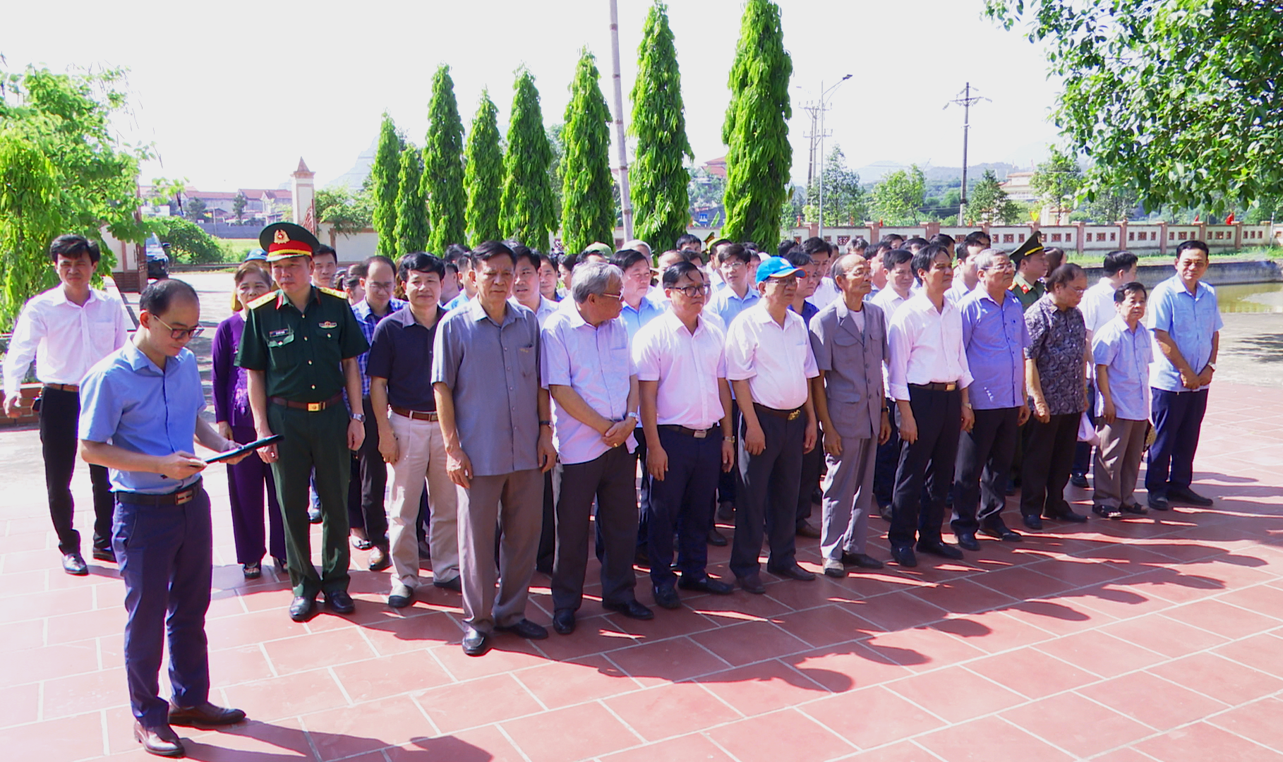 Các đồng chí lãnh đạo Thường trực Huyện ủy, các đồng chí trong Ban Thường vụ Huyện ủy, Thường trực HĐND, UBND, Ủy Ban MTTQ; các đồng chí lãnh đạo huyện qua các thời kỳ, cùng các ban, ngành, đoàn thể của huyện và xã Điền Lư dâng hương tưởng niệm