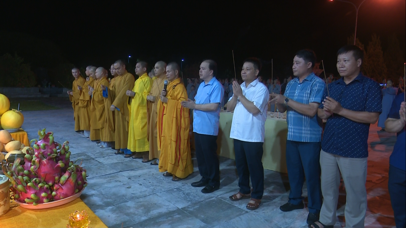 Đồng chí Lò Văn Thắng, Phó Chủ tịch UBND huyện; cùng lãnh đạo một số huyện trong tỉnh và đại diện các ban, ngành chức năng, các xã trong huyện tham dự Đại lễ cầu siêu