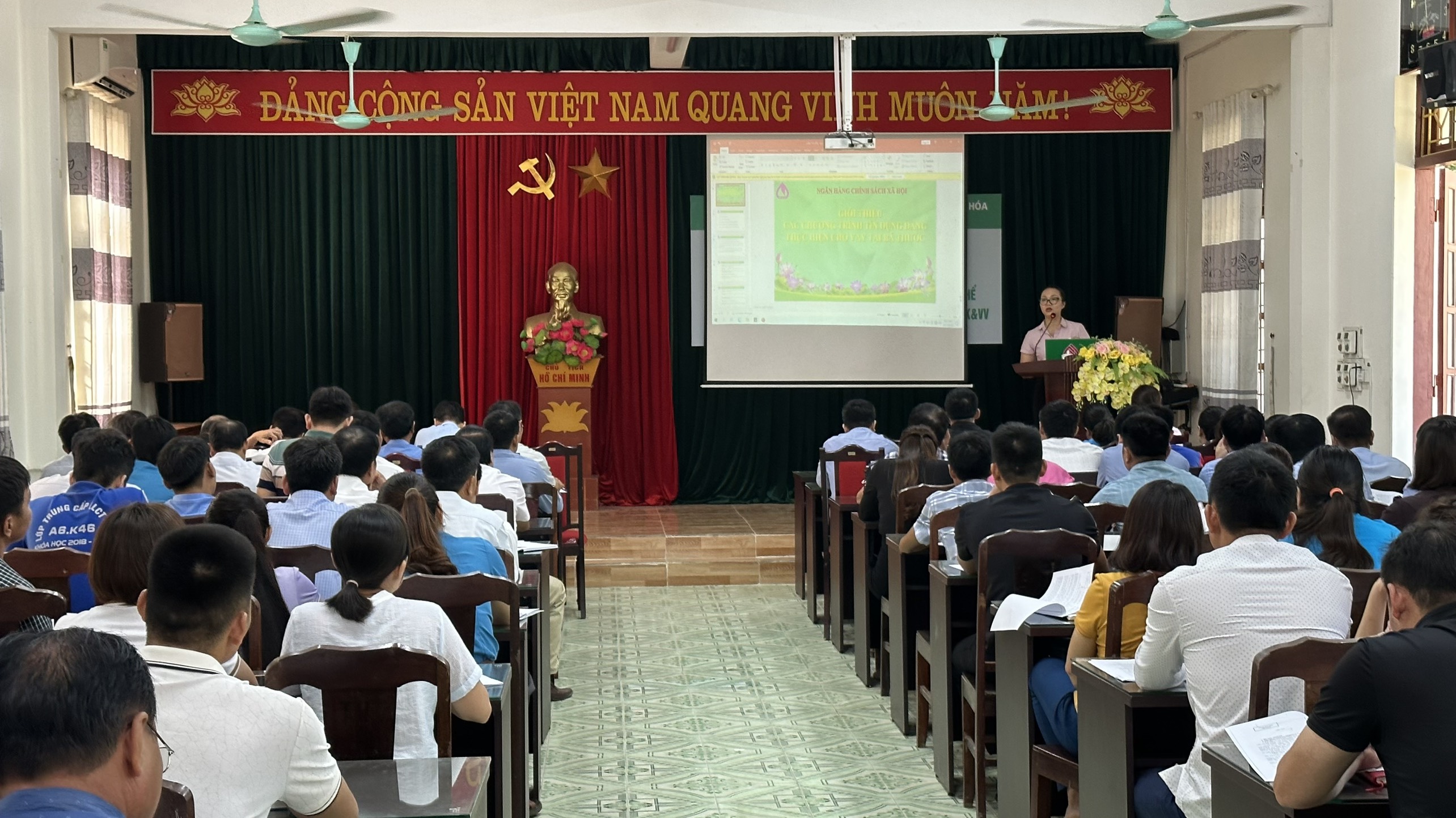 Đồng chí Lê Thu Hà – Phó Giám đốc NHCSXH huyện Bá Thước triển khai các nội dung tại Hội nghị