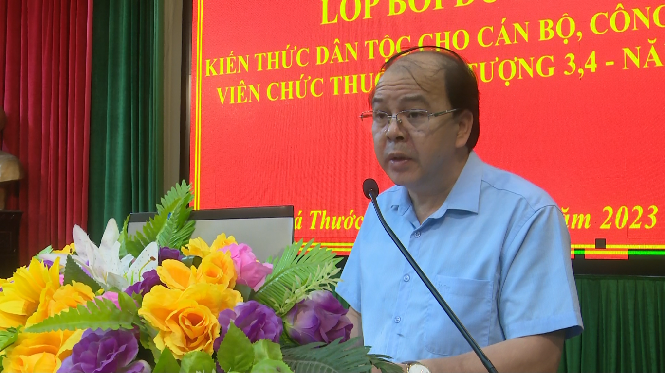 Đồng chí Lò Văn Thắng, Phó Chủ tịch UBND huyện khai mạc lớp bồi dưỡng