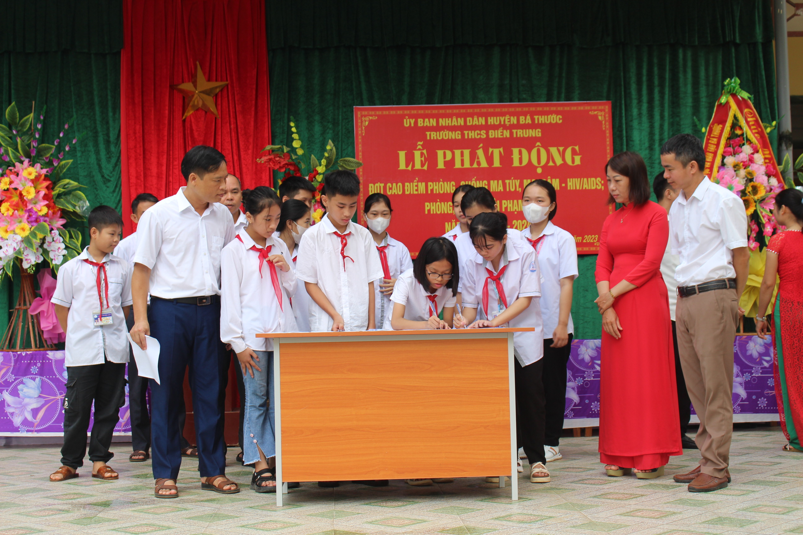 Các thầy giáo, cô giáo và các em học sinh Trường THCS Điền Trung đã ký cam kết và giao ước thi đua tại lễ phát động