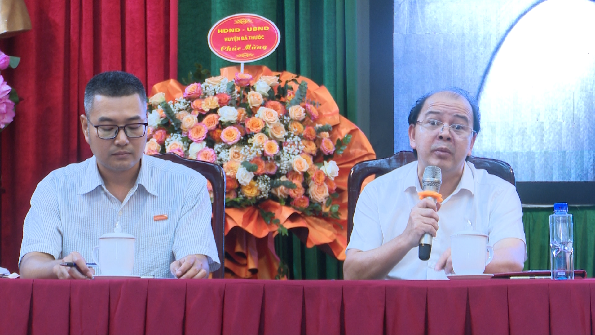 Đồng chí Lò Văn Thắng, Phó Chủ tịch UBND huyện, Trưởng Ban Quản lý Dự án huyện và ông Trần Phạm Hiền, Trưởng Chương trình vùng Bá Thước cùng chủ trì hội nghị
