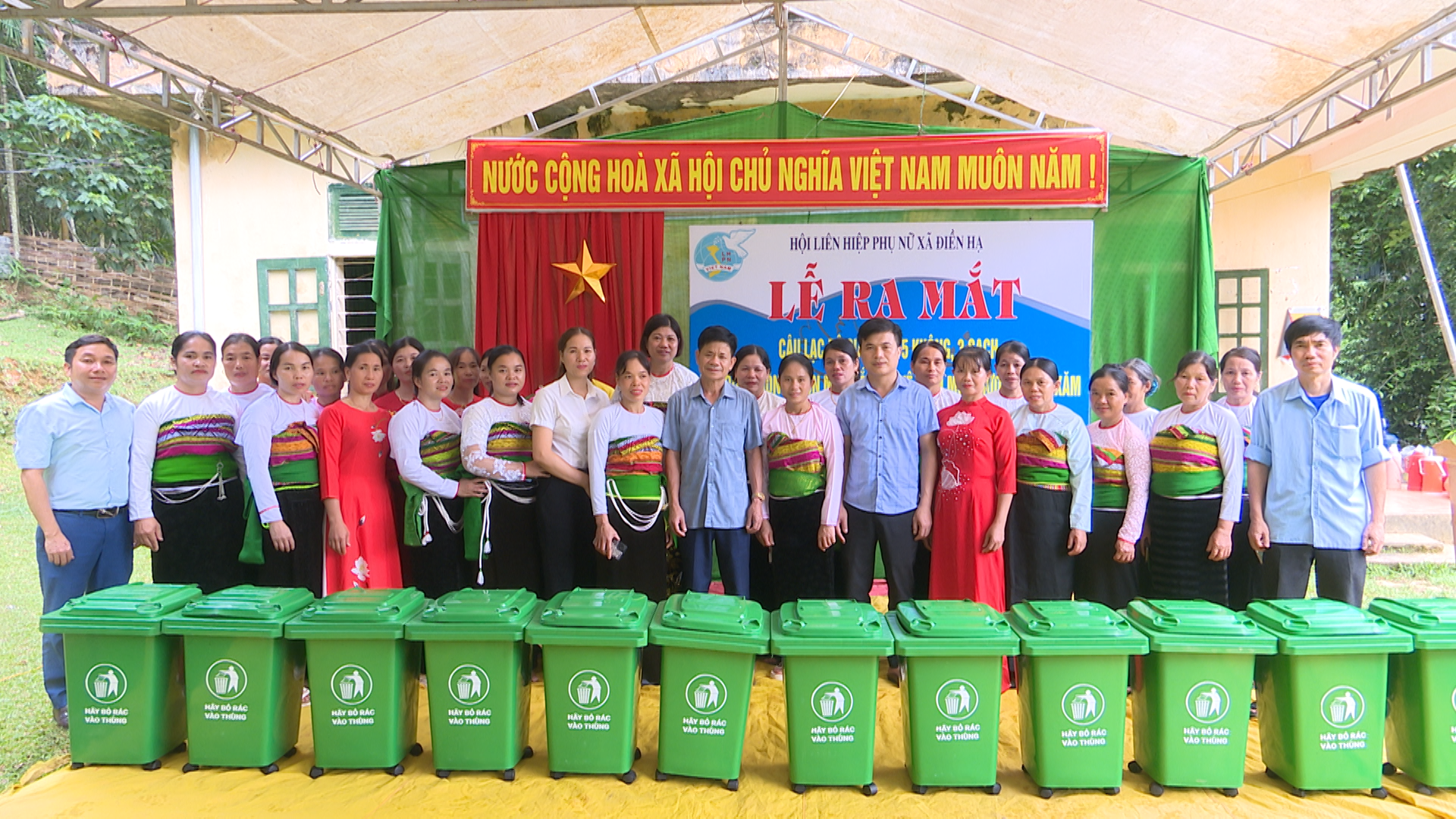 Hội LHPN huyện trao tặng 15 thùng đựng rác cho Câu lạc bộ “Gia đình 5 không, 3 sạch gắn với vệ sinh môi trường” thôn Xăm