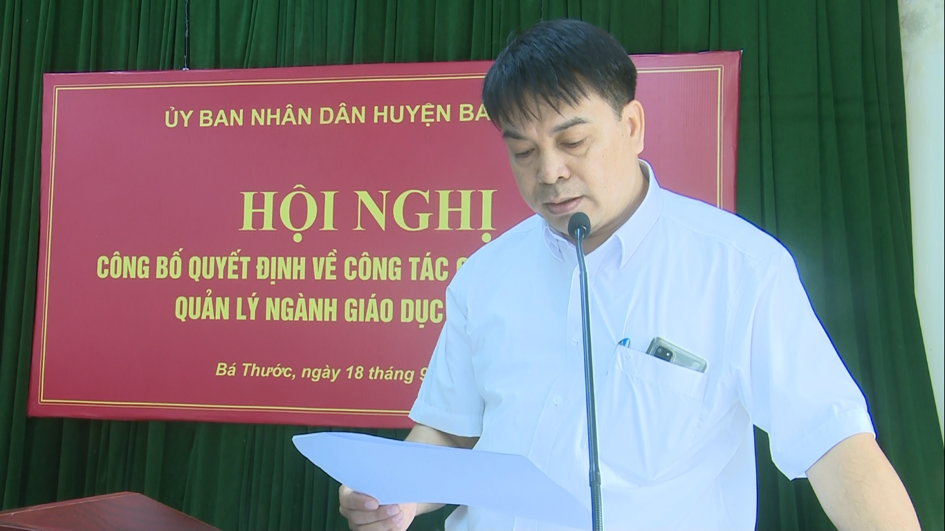 Đồng chí Hà Tự Nhiên, Trưởng Phòng GD&ĐT huyện công bố các Quyết định về điều động cán bộ lãnh đạo, quản lý khối giáo dục năm 2023 