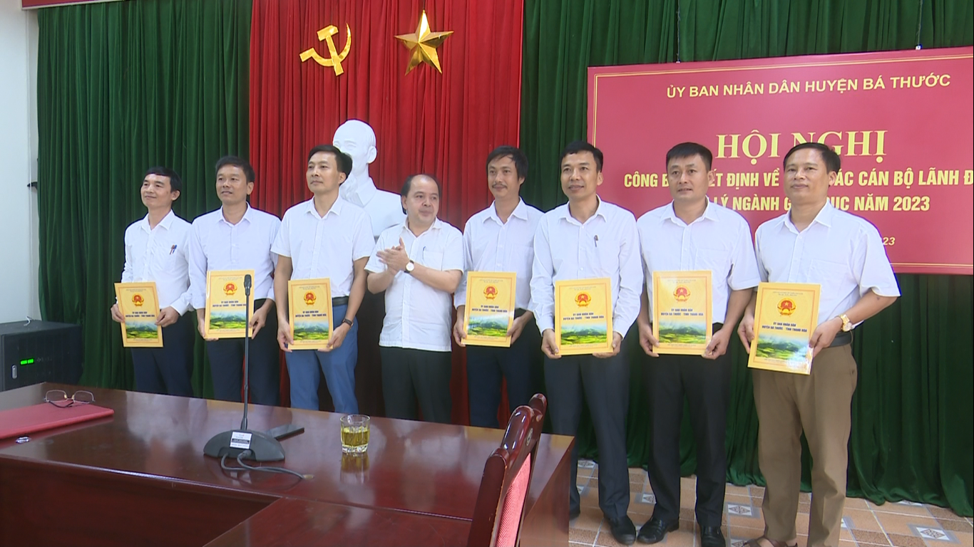 Các đồng chí Hiệu trưởng, Phó Hiệu trưởng các trường học nhận Quyết định điều động luân chuyển.