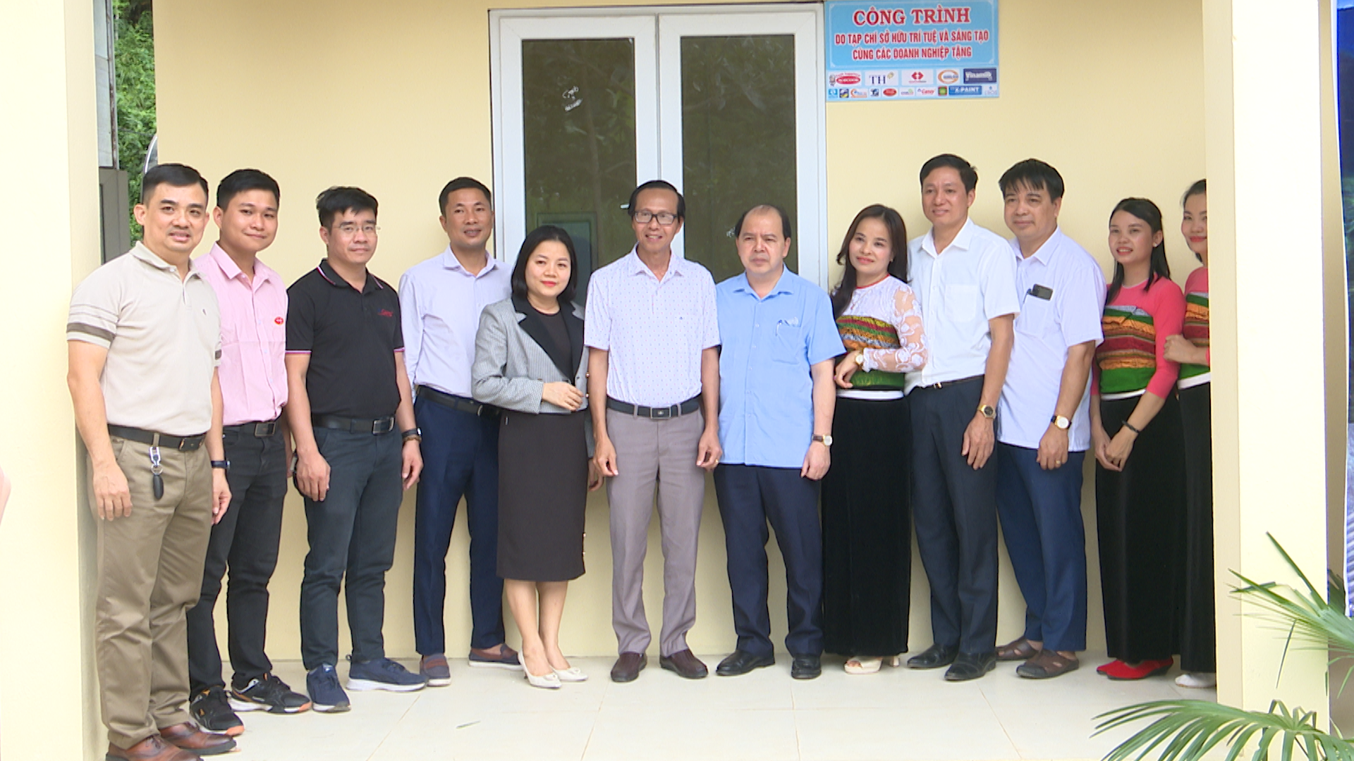Ông Lương Hoàng Hưng, Tổng Biên tập Tạp chí Sở hữu Trí tuệ và Sáng tạo; đồng chí Lò Văn Thắng, Phó Chủ tịch UBND huyện cùng các đại biểu tại lễ cắt băng khánh thành