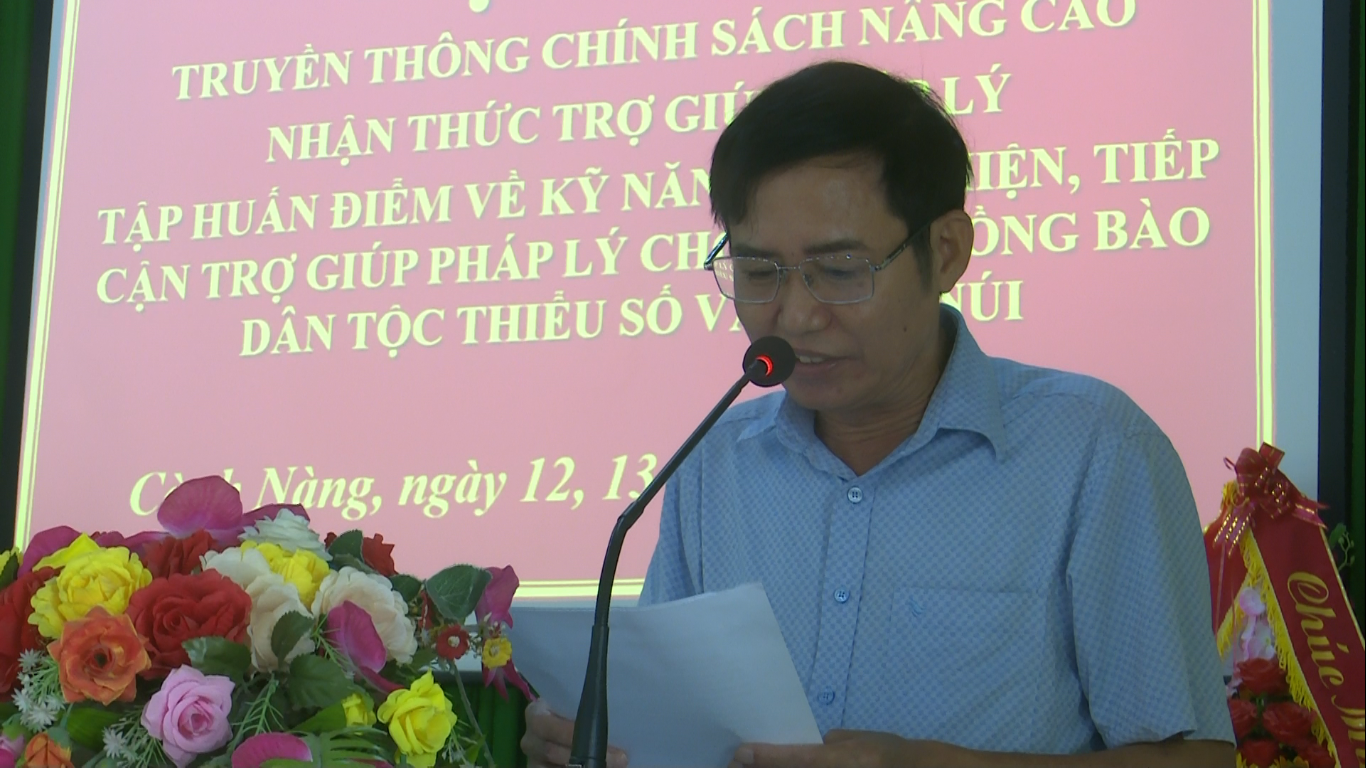 Đồng chí Nguyễn Thanh Thuỳ, Trưởng phòng Tư pháp huyện phát biểu tại hội nghị.