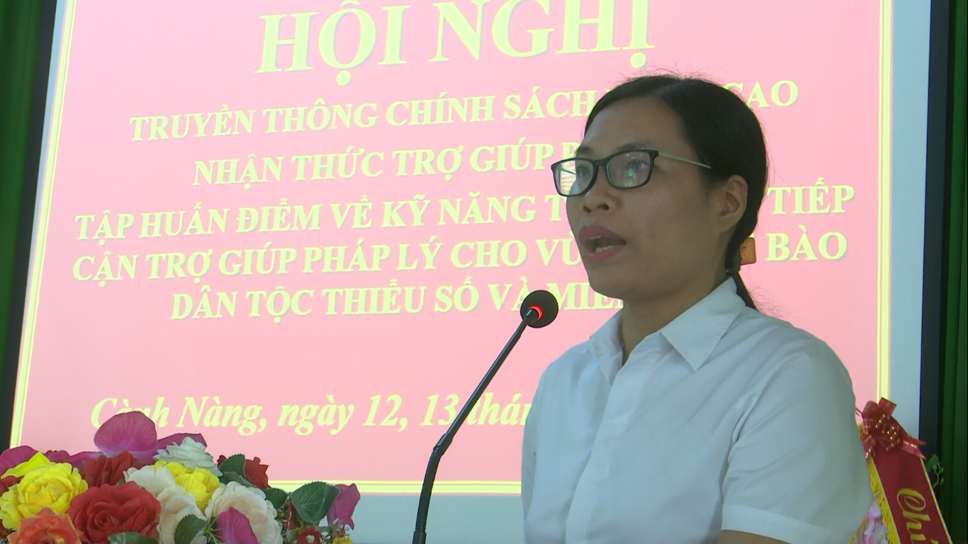 Báo cáo viên của Sở Tư pháp tỉnh Thanh Hóa triển khai nội dung tại hội nghị.