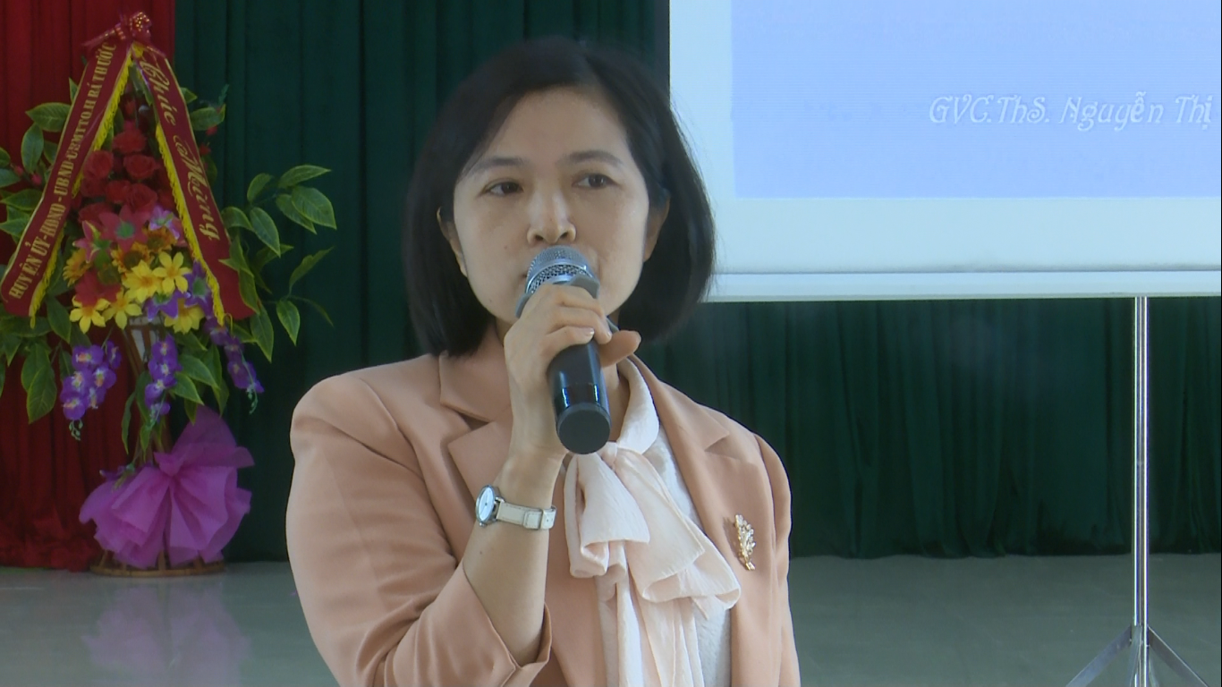 Giảng viên Học viện Dân tộc Việt Nam trực tiếp truyền đạt chuyên đề tại lớp bồi dưỡng.