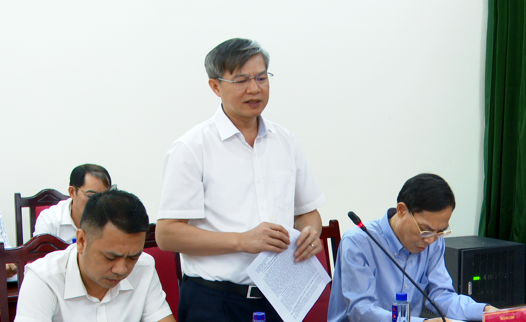 Đồng chí Mai Xuân Bình, Tỉnh ủy viên, Trưởng Ban Dân tộc tỉnh báo cáo tại buổi làm việc