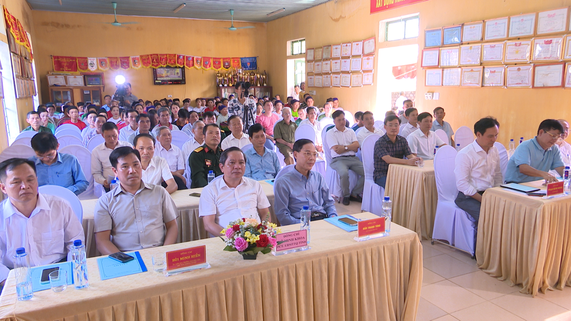 Đồng chí Đầu Thanh Tùng, Phó Chủ tịch UBND tỉnh cùng các đại biểu dự ngày hội