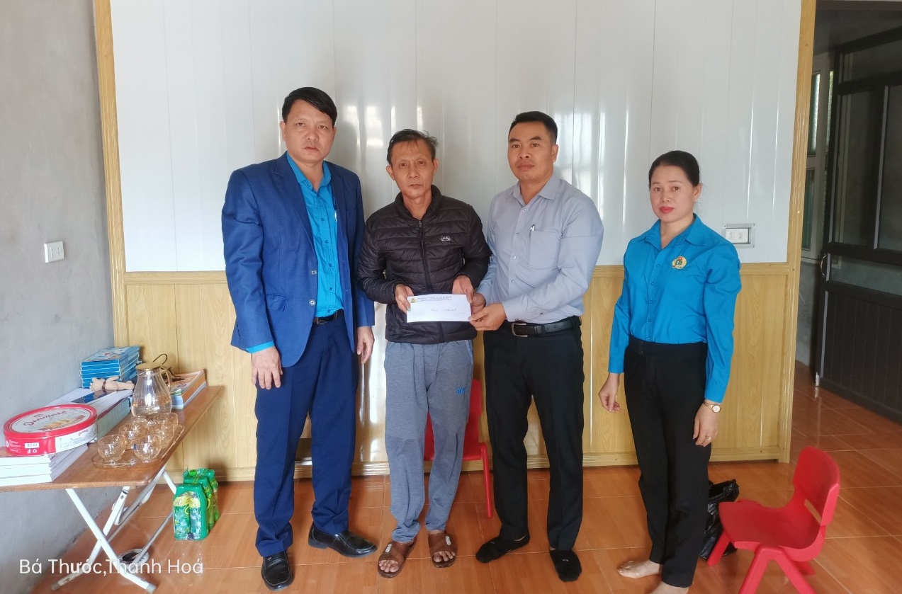 Hỗ trợ 3 triệu đồng cho anh Lê Mạnh Hùng, đoàn viên công đoàn xã Điền Lư.