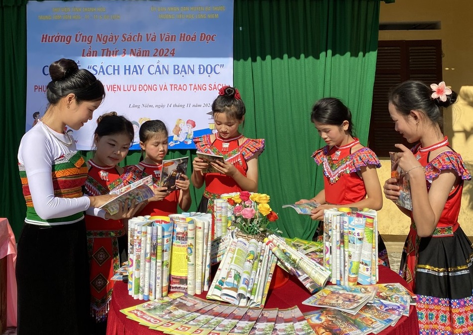 Các em học sinh Trường Tiểu học Lũng Niêm lựa chọn và đọc các loại sách có nhiều nội dung bổ ích.